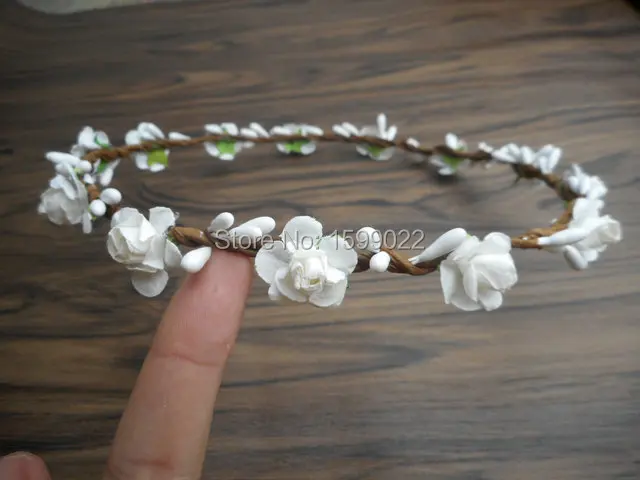 Gran mariposa de oro y claro en un collar de flores de ciruela