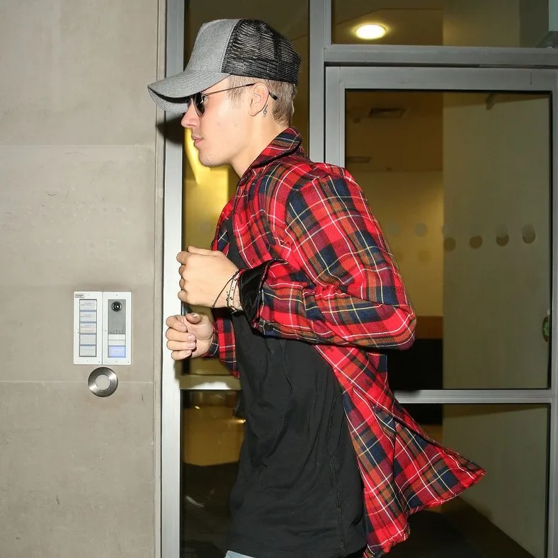 justin-bieber-performing-2015-mtv-emas-07_conew1