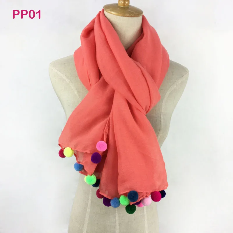 Действительно модный красивый 30% вискоза 70% полиэстер однотонный цветной шарф ручной работы с разноцветными помпонами шаль Хиджаб пляжный шарф