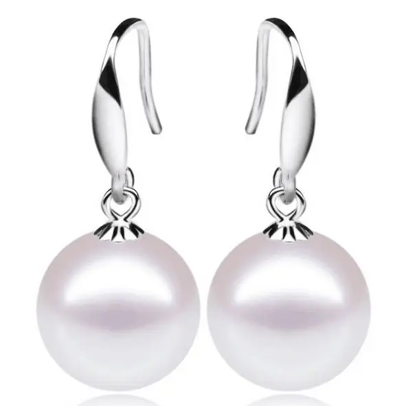 

A PAIR 11-12MM NATURAL SOUTH SEA WHITE PEARL EARRING
