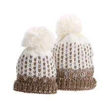 2 unids Pom Pom de Piel de Invierno Caliente Gorras de Moda Mamá y bebé de Punto Bobble Beanie Hat Niños Capó Sombrero del Padre-Niño Sombreros tapas
