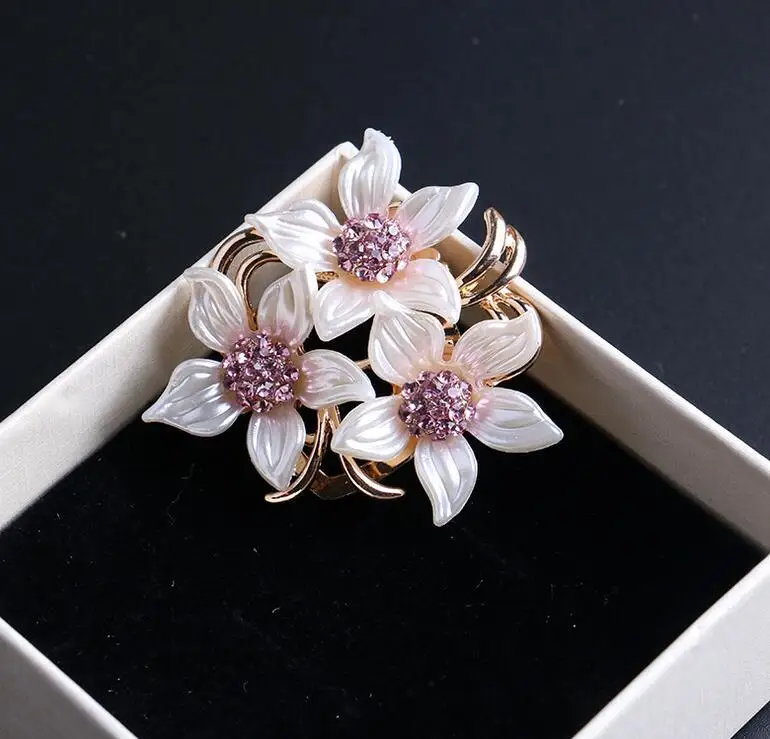 

Pearly five petals flower fashion acrylic brooch
