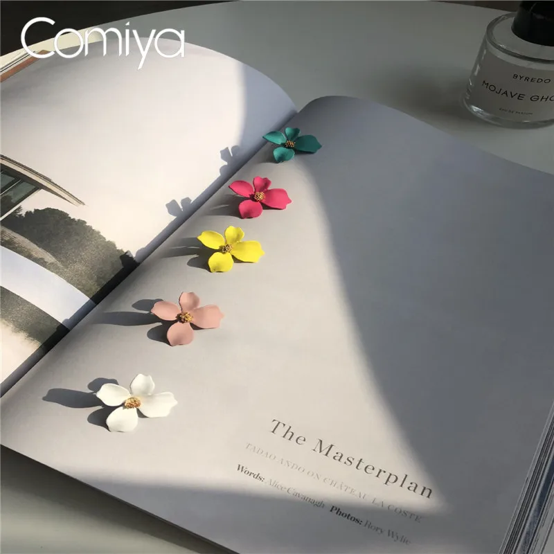 Брендовые серьги Comiya массивные аксессуары белые элегантные гвоздики с цветочным