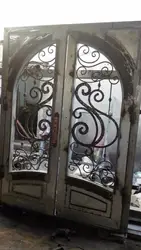 Железный защитный барьер с дверцей
