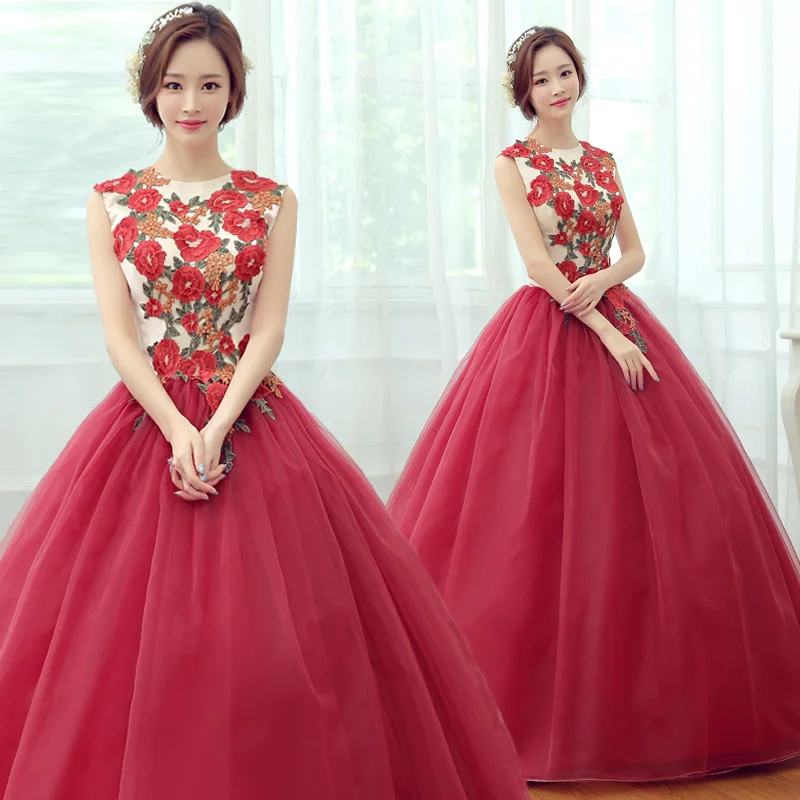 

Платье принцессы в средневековом стиле с цветочной вышивкой