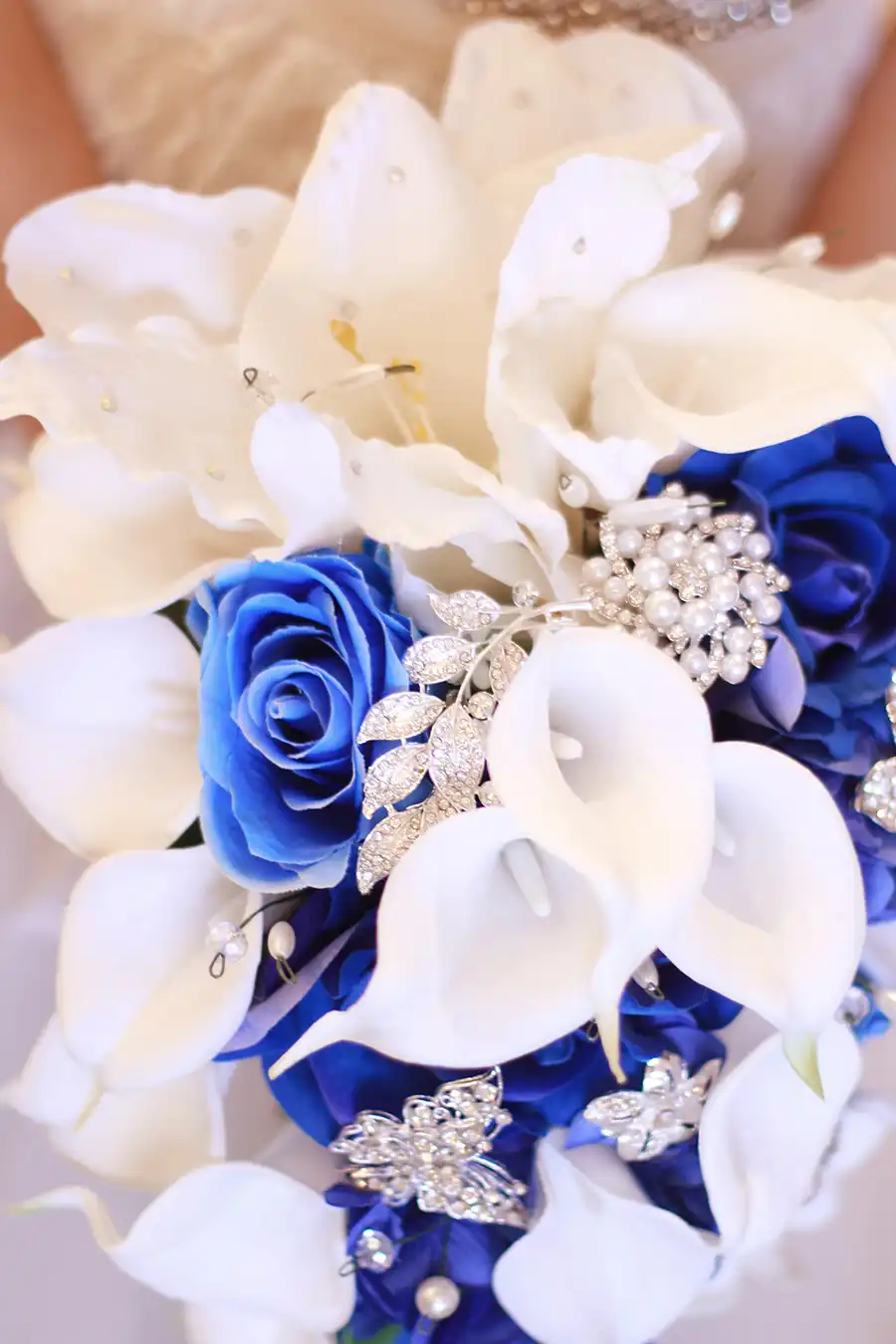 Janevini Royal Blue Rose Wedding Bouquet Waterfall Crystal Artificial Flowers White Bridal Pearl Bride Bouquet Fleur Mariage