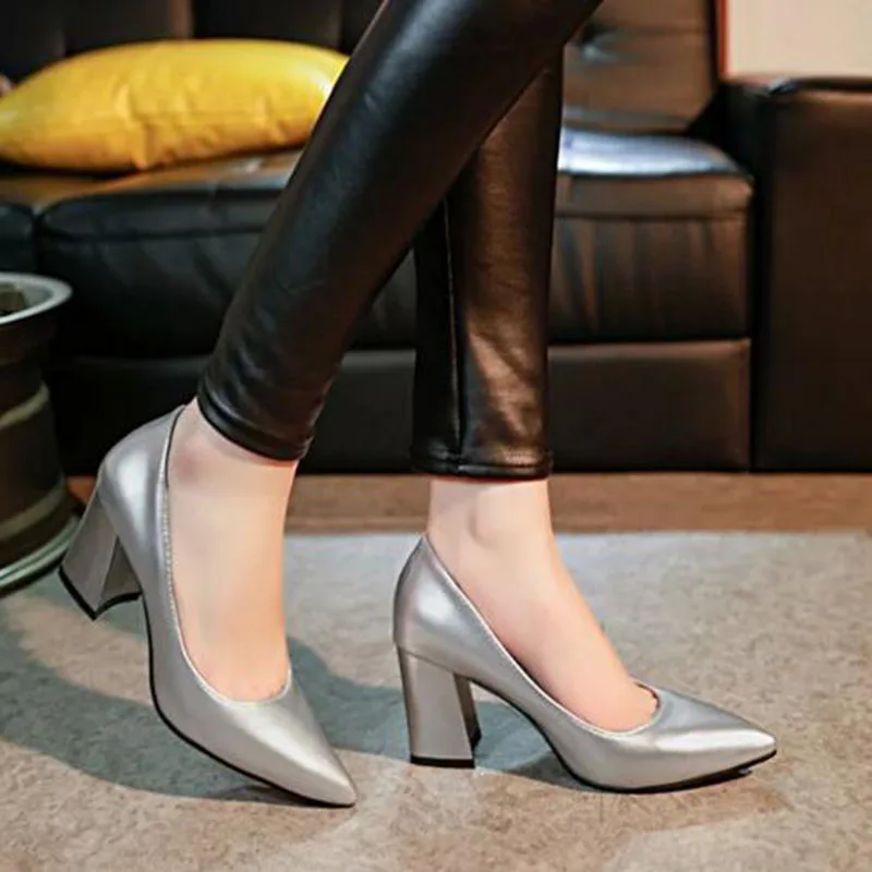Женские тонкие туфли из лакированной кожи с металлическим украшением и острым закрытым носком; дышащие удобные летние туфли на высоком квадратном каблуке - Цвет: silver