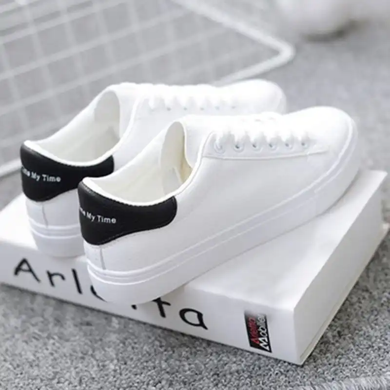 zapatillas blancas y negras