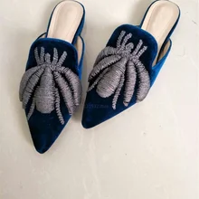 Одежда высшего качества Новое поступление вышитые паук бархатные Тапочки Женская обувь с острым носком без каблука Мюллер Обувь женщина Туфли без каблуков Сандалии для девочек