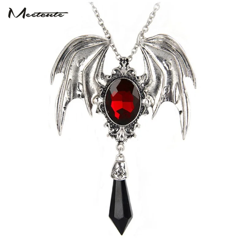 Вечеринка в стиле вампиров. Сумерки вампиры вольтури. Амулет вампира готика. Образ вампира мужчины. Игрушка летучая мышь хэллоуин.