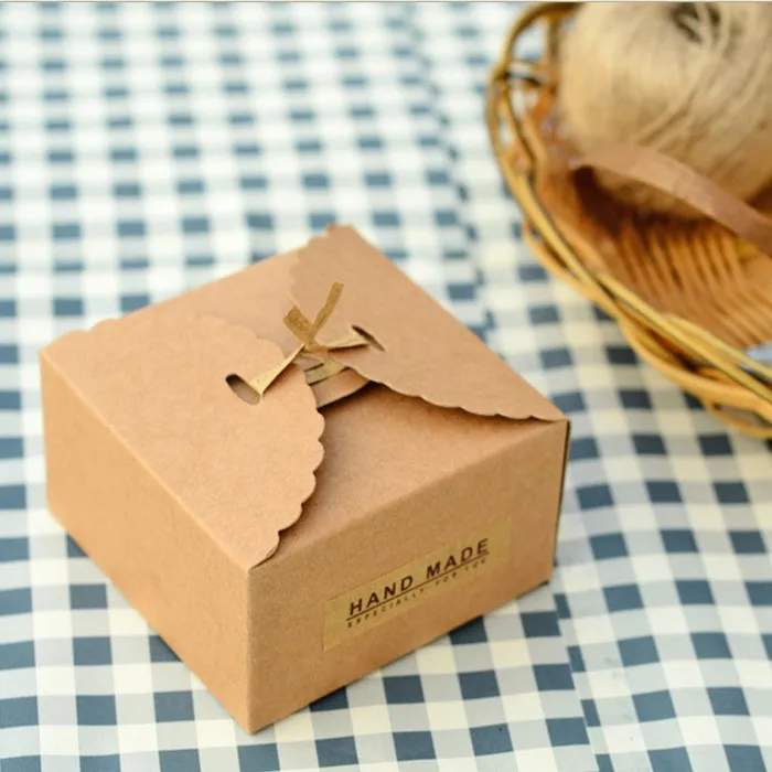 2015 Hot Sale Accept Food Paperboard New Design 9*9*5cm Cake Wedding Box Gift Box/ Party Paper Favor