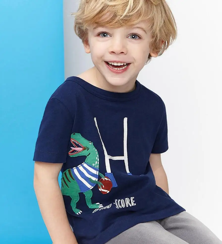 реклама одежды для подростков. корейская детская одежда для мальчиков. модная детская одежда для мальчиков. мальчики бренд. детки в футболке.