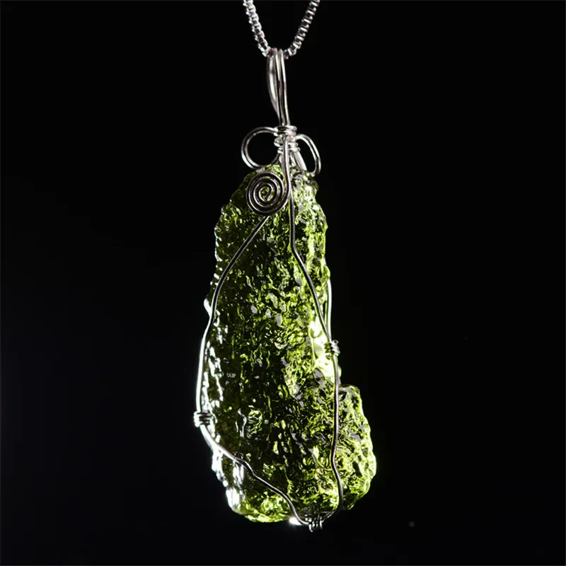 Естественный Moldavite зеленый аэролиты Чешский метеоритов с украшением в виде