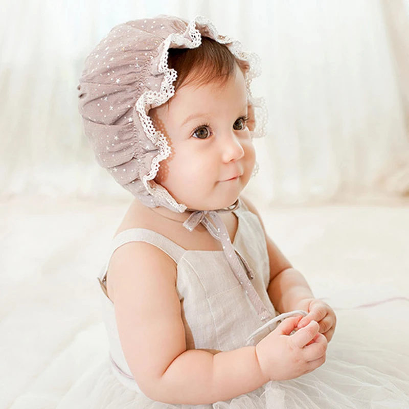 красивый чепчик. младенец в чепчике. красивый чепчик. чепчики для новорожденных. малыш в чепчике.