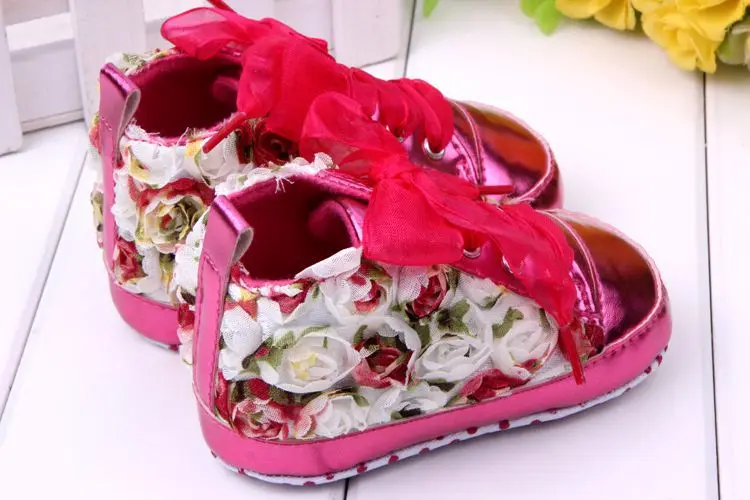 Красивая обувь из лакированной кожи с цветочным узором на шнуровке; дизайн в стиле Riband; мягкая подошва для маленьких девочек; Firsr Walker; обувь для детей 0-15 месяцев
