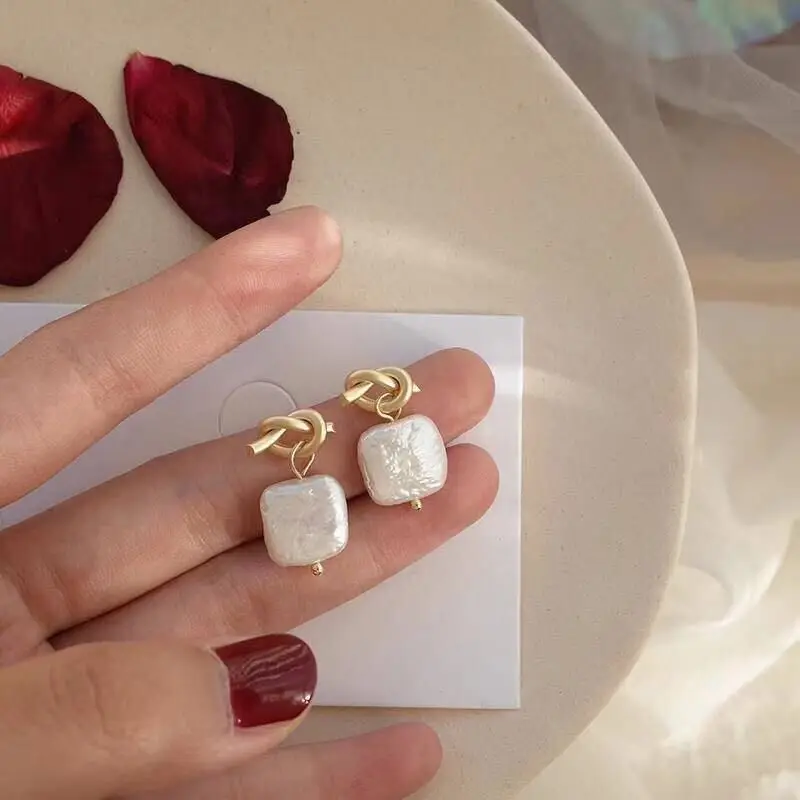 

2019 Delicate Simple Pearls Dangle Earrings for Women Female Vintage Shell Baroque Knotted Earrings Pendientes Mujer Moda Bridal