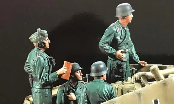 

1/35 Resin Kits WWII German Bumble Bee Tank Crew 4pcs/set (no tank)