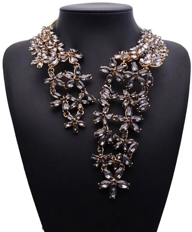 Год. Женское ассиметричное разомкнутое ожерелье с цветами из горного хрусталя - Окраска металла: Black
