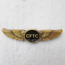 Штамп на заказ, эмаль, автомобильные Значки, позолоченные, как крыло, умаляют ваш логотип, керамические розетки с позолоченными гнездами, высокое качество, нет MOQ OEM/ODM