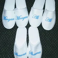 Набор из 5 пар индивидуальные имена для дня рождения и свадьбы, платье подружки невесты, свадебное платье невесты тапочки кур-несушек Ночь девичник тапочки для спа стаканчики для вечеринки, подарков