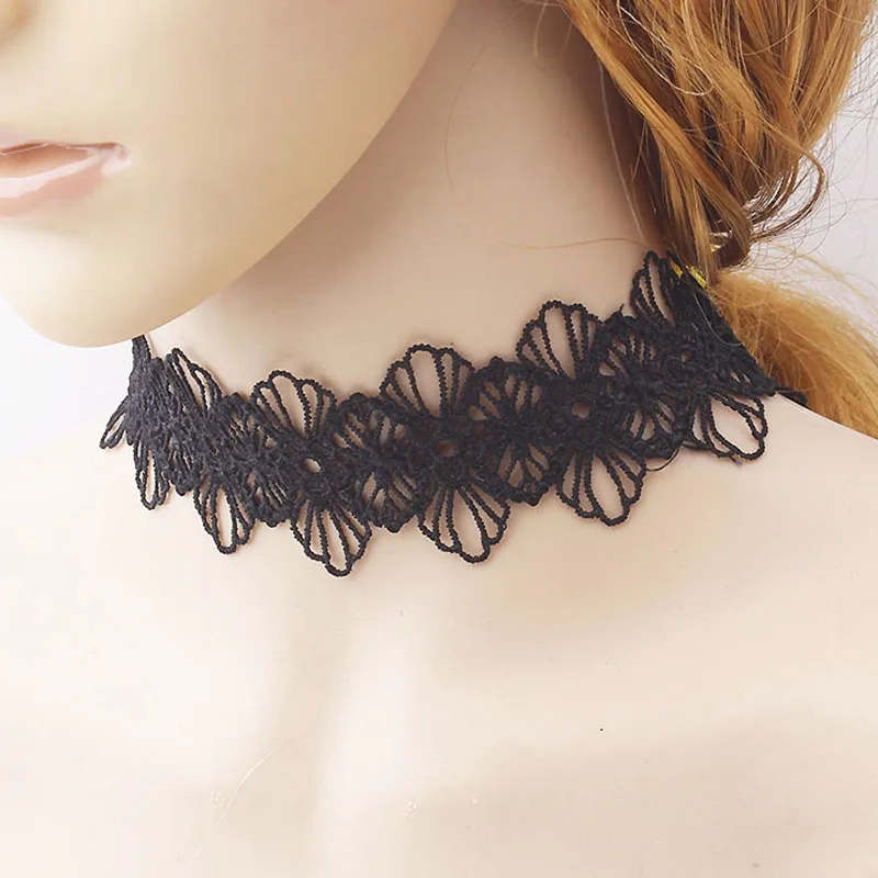 Украшение воротничок на шею. Чокер с кружевами. Кружевные чокеры. Кружево на шею. Черный кружевной чокер.