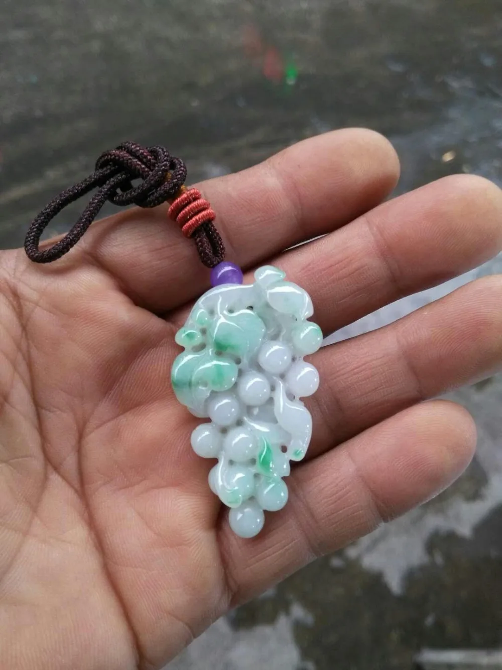 

Natural Burma yu grape pendant necklace./