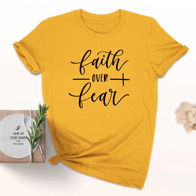 Faith Over Fear футболка для христианина Религия Костюмы для Для женщин вера рубашка Графический бесстрашный лозунг Винтаж гранж топы для девочек футболки для девочек - Цвет: gold tee black text