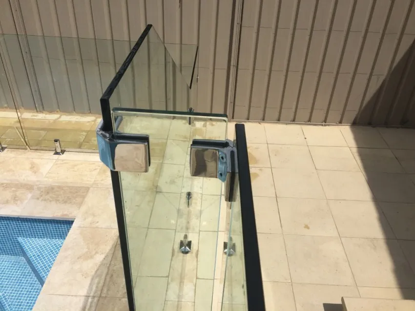 Panel-in-clamps-Blakehurst-installation-technique-by-Pro-fit-Glass-1_