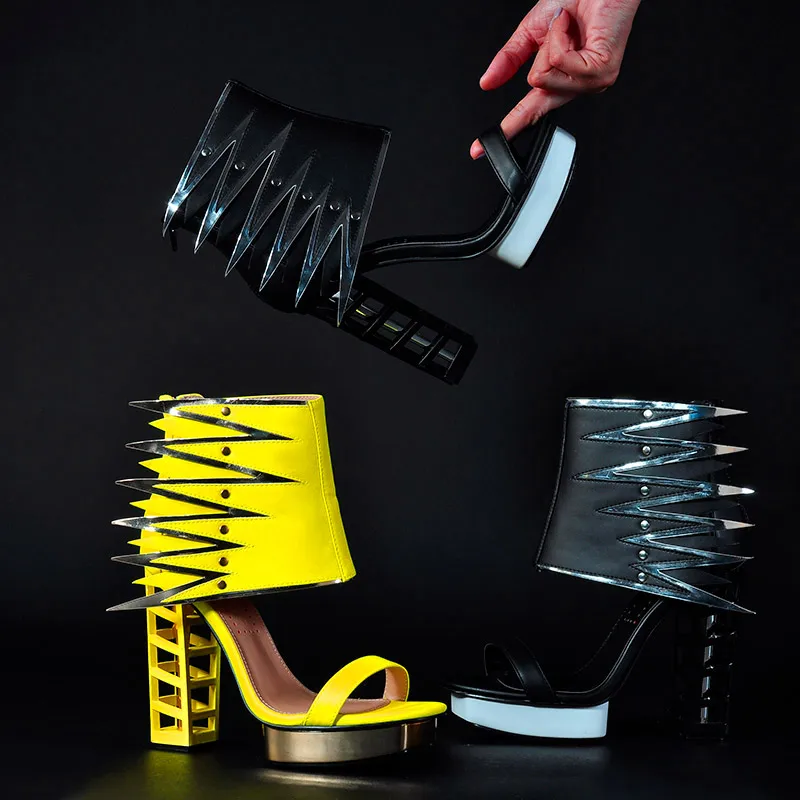 Sinaut/Летняя обувь женские высокие каблуки Лепнина каблуки металлические Босоножки на платформе необычный квадратный каблук с крылом черный