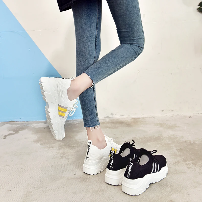 Летняя женская спортивная обувь на платформе; вязаные дышащие кроссовки для бега, визуально увеличивающие рост; уличные повседневные женские кроссовки; Размеры 35-40