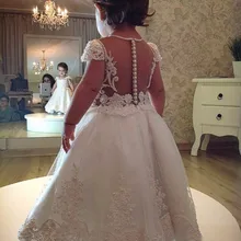 Фатиновые платья с короткими рукавами для девочек, держащих букет невесты на свадьбе; длинные платья для первого дня рождения для маленьких девочек с аппликационные Жемчужины для кружева на заказ