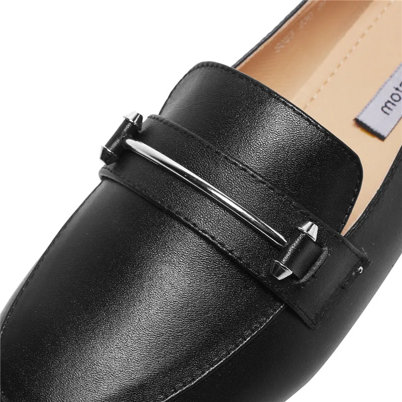 Odetina/новые женские туфли для вождения на плоской подошве с круглым носком Лоферы без шнуровки, повседневная обувь на плоской подошве мягкая подошва, металлические украшения, большой размер 43
