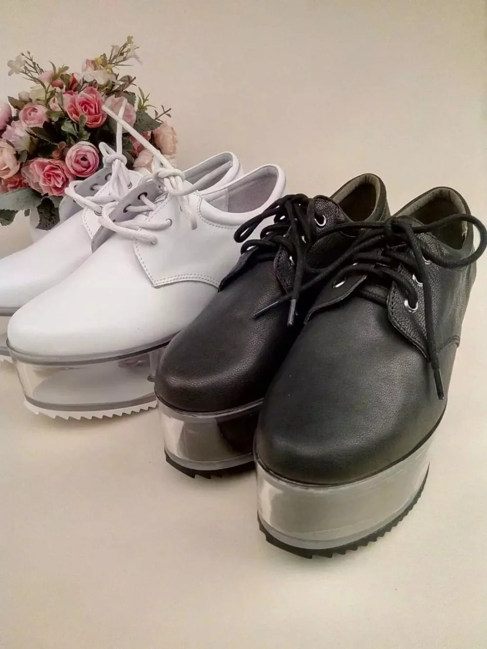 Новинка; Модные прозрачные кроссовки на плоской платформе; прозрачный контейнер; Дизайнерская обувь с круглым носком; женские повседневные Лоферы со шнуровкой