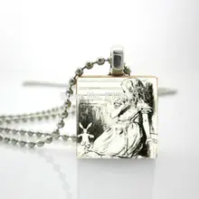 2015 nuevo colgante de Alicia en el país de las maravillas en blanco y negro con imagen de cristal, joyería, azulejos de madera para el ajedrez