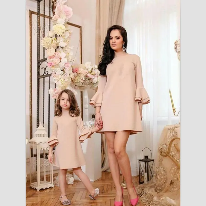 

Family Solid Dresses 2018 Mommy And Me Flare SLeeve Family Look Family Matching Clothes Mother Daughter Outfits