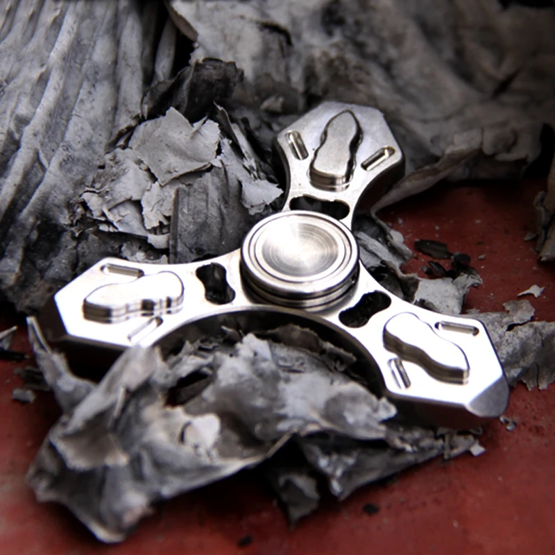 

A33 Multi-function fingertip gyro titanium alloy tc4 self-defense necklace broken window device survival EDC tool