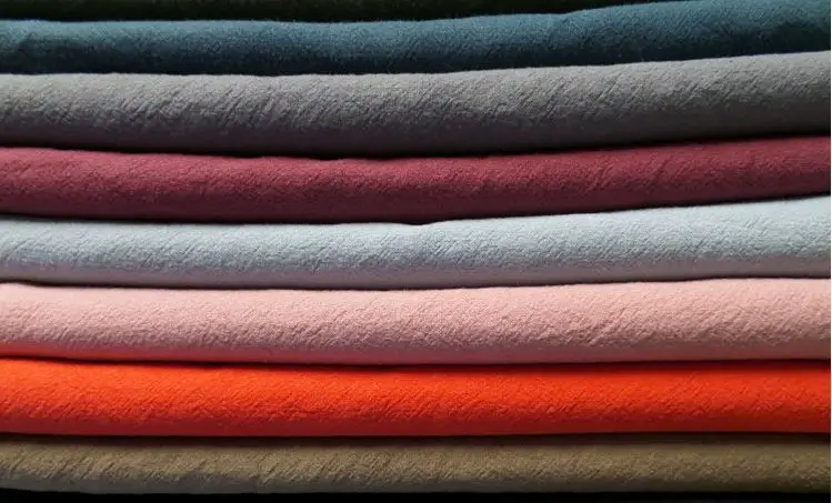 Фатин с мушками. Красный. Атласная ткань. Ткань на р. Wool ткань.