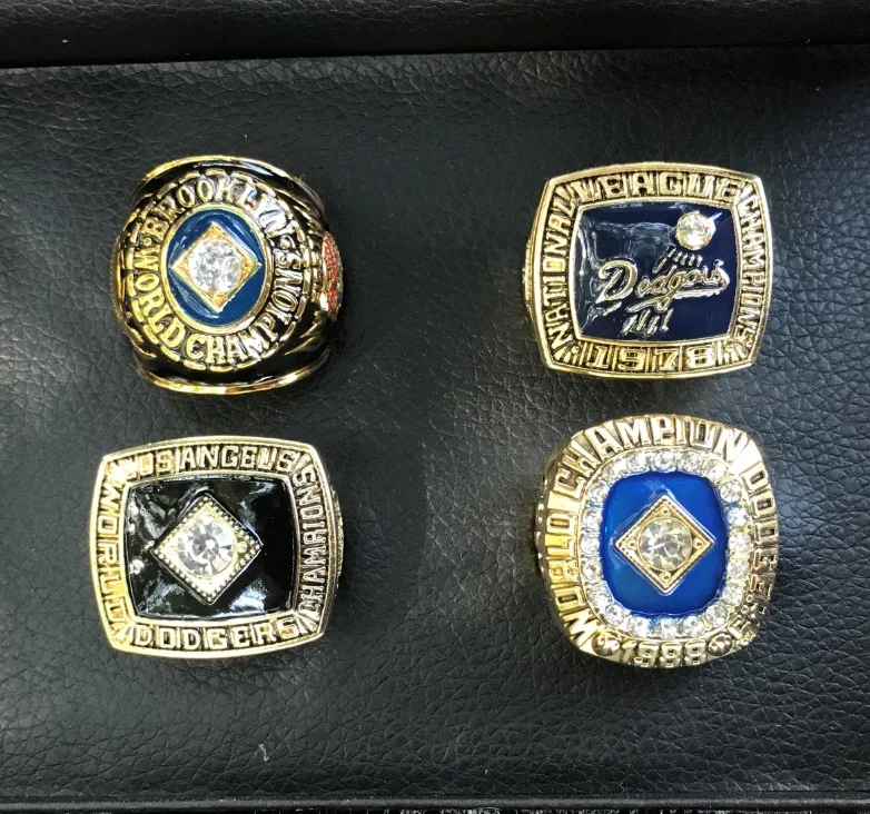 

Dodgers World Series Championship Ring set with wooden box