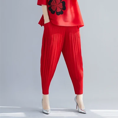 Miyake Плиссированные Свободные повседневные штаны Новые универсальные тонкие девять очков женские штаны со складками редис Харлан - Цвет: Красный