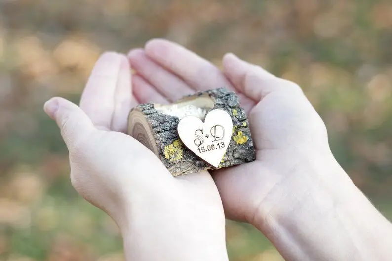 Сделанные на заказ влюбленные подарки для пары на День святого Валентина кольцо коробка деревенская Свадебная деревянная коробочка для колец Держатель Имя, дата кольцо шкатулка инструменты