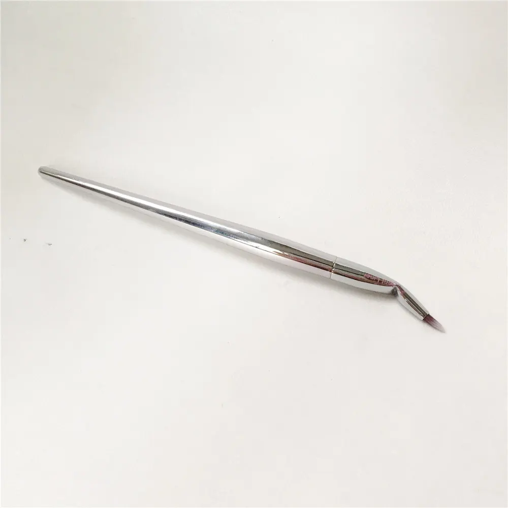 It Cosmetics Live Beauty Fully 218 Bent Liner Brush _ 3