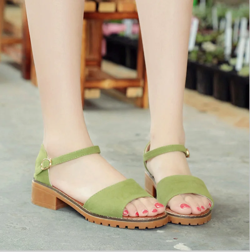 Замшевые летние женские босоножки; обувь с пряжкой buckle Strap Flats; прошитая женская обувь с закрытой пяткой; женская модная обувь на среднем каблуке