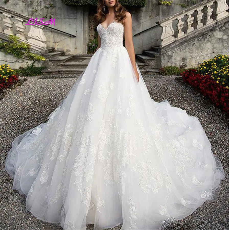 

Strapless Sweetheart Neckline Lace Appliques A Line White Bridal Dress Long Wedding Dresses Cathedral Bride Gowns robe de mariee