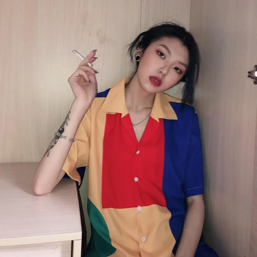

Red, blue, yellow, green, retro, geometric clash, splicing, lapel, temperament, Hong Kong, couple, short-sleeved shirts, summer.