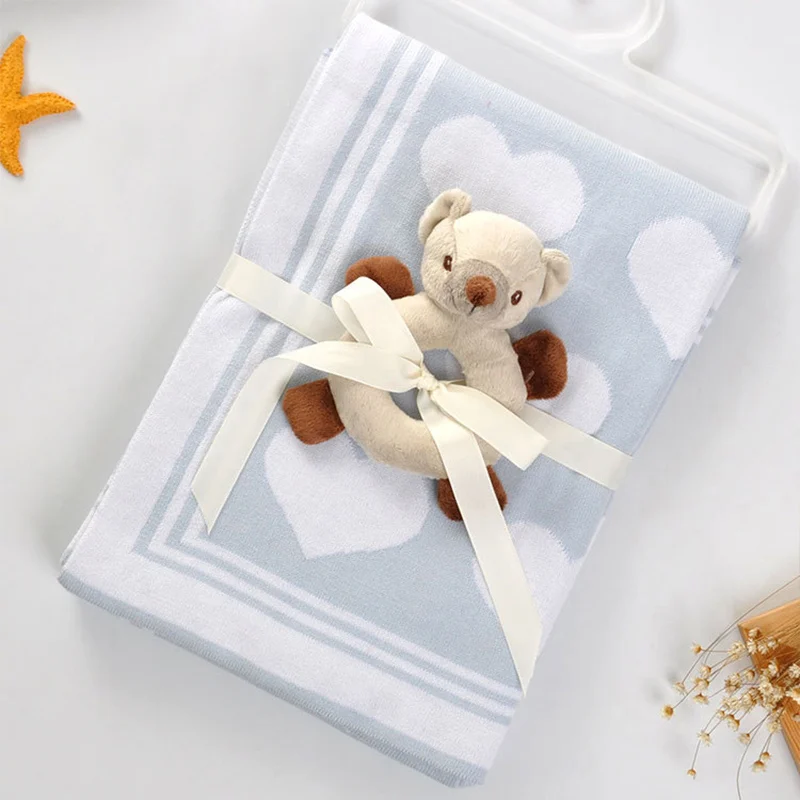 Хлопковое трикотажное одеяло для новорожденных с игрушкой-погремушкой, супер мягкое Пеленальное белье для коляски, обертывание для детей, детское банное полотенце, фото - Цвет: Blue Love