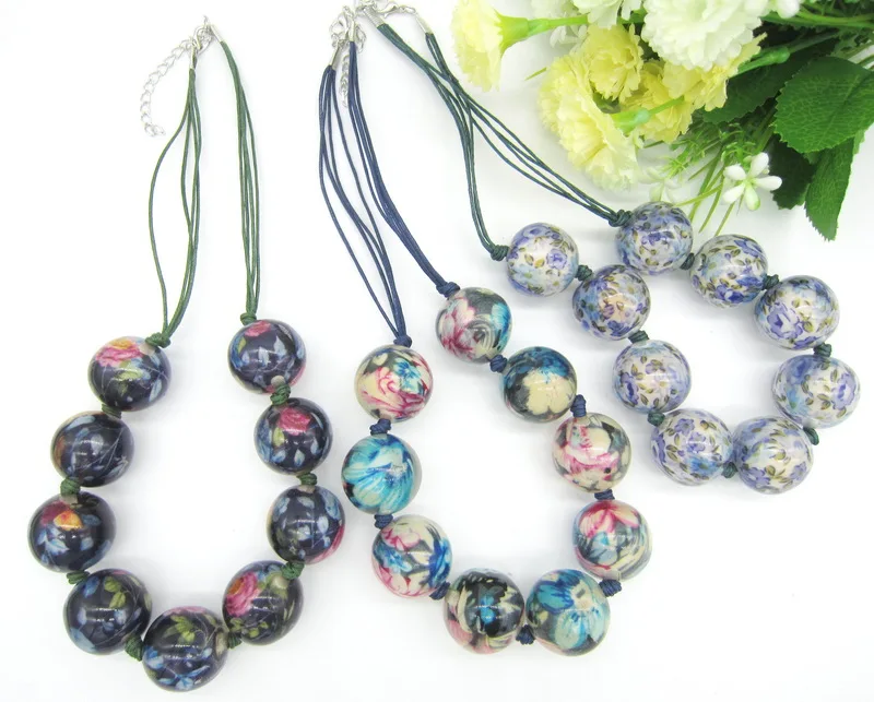

Ladies` Favourite Pretty Flowers Fabric Inside 24mm Clear Round Beads Cord Knotted Fashion Beaded Short Necklace Jewelry