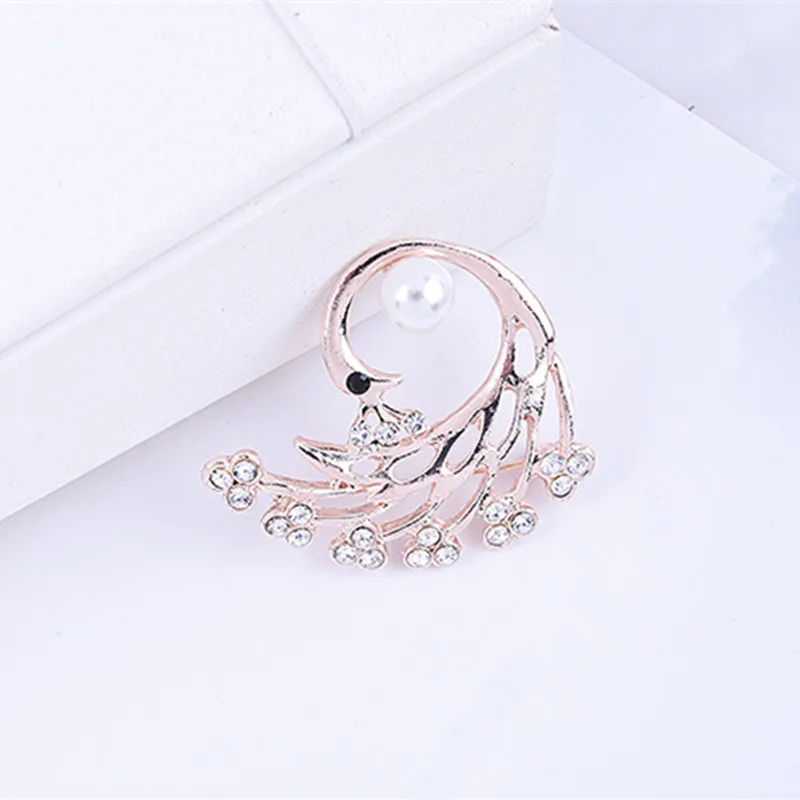 

Fashion brooch New simulated pearl Peacock brooches for women pins rhinestone animal lapel pin corsage Wholesale