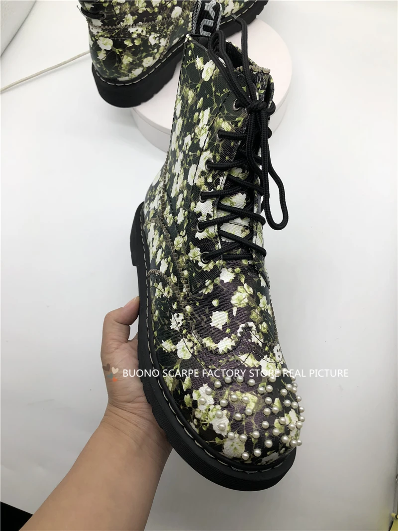 BuonoScarpe/Женская обувь; коллекция года; ботильоны в стиле панк; короткие ботинки с цветочным рисунком; botas Mujer; повседневные ботинки с круглым носком и жемчугом; обувь на шнуровке