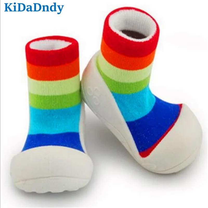 Носки с подошвой. Детская обувь на резиновой подошве. Ботиночки носочки для малышей. Детская обувь носки. Носки с подошвой.