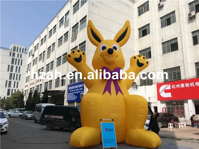 Гигантский желтый надувной кролик с галстуком-бабочкой для рекламы
